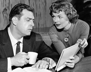 Raymond Burr And Barbara Hale In " Perry Mason " - 8x10 Publicity Photo (fb - 196)