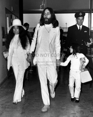 John Lennon & Yoko Ono Arrive At Heathrow Airport In 1969 - 8x10 Photo (ab - 772)