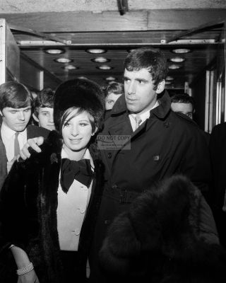 Barbra Streisand & Elliott Gould Arrive In London In 1966 - 8x10 Photo (aa - 557)