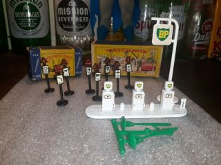 Vintage Lesney Matchbox Bp Garage Pump And Accessory Pack 4 Road Signs Complete
