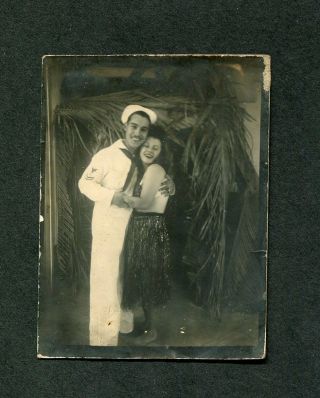 Vintage Photo Wwii Us Navy Sailor & Pretty Hula Girl In Photobooth 395103