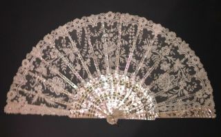 Fine Antique French Carved Mother Of Pearl Gold Gilt Chantilly Lace Fan