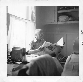 Man Reads The Morning Newspaper 1950s Life Toaster Iron Vernacular Vtg Photo 199