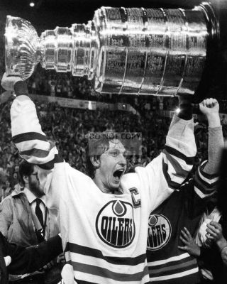 Hockey Legend Wayne Gretzky Holding The Stanley Cup - 8x10 Photo (rt350)