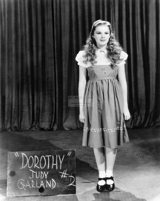 Judy Garland In Wardrobe Still From " The Wizard Of Oz " - 8x10 Photo (mw144)