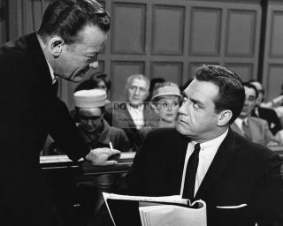 Raymond Burr And William Talman In " Perry Mason " - 8x10 Publicity Photo (ep - 717)
