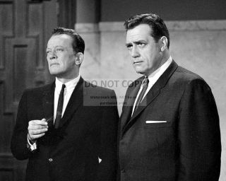Raymond Burr And William Talman In " Perry Mason " - 8x10 Publicity Photo (rt612)