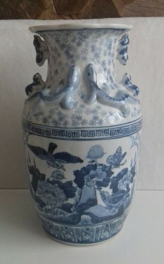 Large Vintage Chinese Hand Painted Blue & White Vase W Foo Dog Handles & Geckos