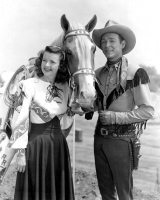 Roy Rogers,  Dale Evans And " Trigger " - 8x10 Publicity Photo (ww034)