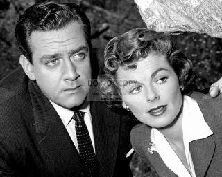 Raymond Burr And Barbara Hale In " Perry Mason " - 8x10 Publicity Photo (fb - 200)