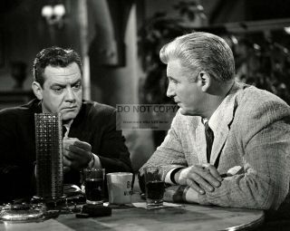 Raymond Burr And William Hopper In " Perry Mason " - 8x10 Publicity Photo (op - 653)