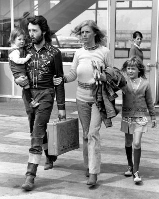 Paul & Linda Mccartney W/ Daughters @ Gatwick Airport 1971 - 8x10 Photo (ab - 697)