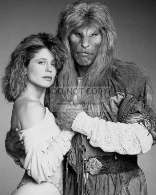 Linda Hamilton & Ron Perlman In " Beauty And The Beast " - 8x10 Photo (ab997)