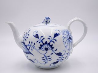 Antique Meissen " Blue Onion " 4 Cup Teapot W/ Rose Finial Crossed - Swords