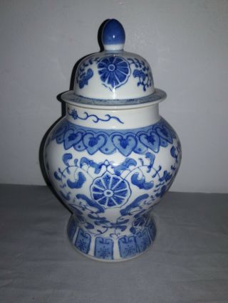 Vintage Blue And White Porcelain Ginger Jar.  Made In China.  Detail