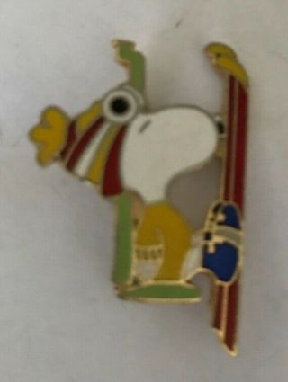 Vintage Snoopy W/ Red Skis On Chair Lift United Feature Ski Pin
