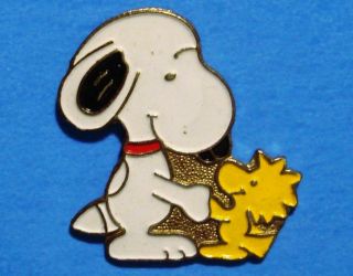 Snoopy & Woodstock - Holding Hands - Peanuts - Vintage Lapel Pin - Hat Pin