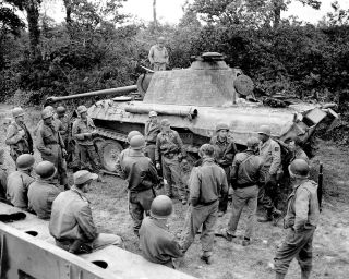 American Soldiers And Pilots Around A German Panzer Tank - 8x10 Photo (sp197)