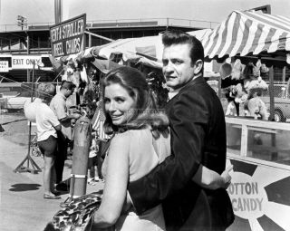Johnny Cash And June Carter Cash - 8x10 Publicity Photo (ww290)