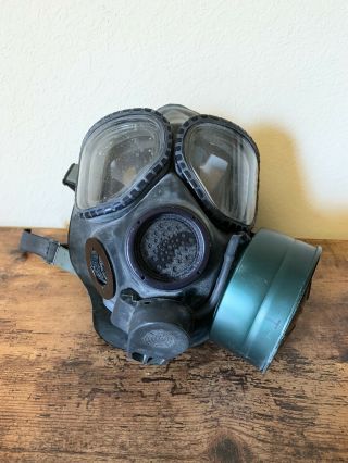 Us Military M40 Gas Mask.  M/l