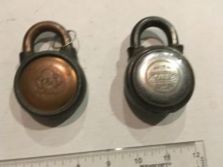 4 - Vintage Round Yale & Towne Mfg.  Co.  Padlock with NO keys - see photos 3