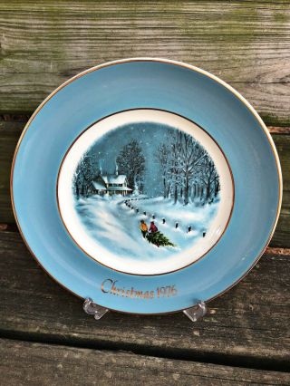 Avon Christmas Bringing Home The Tree Holiday Plate Third Edition 1976