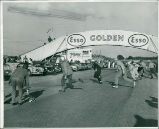 Vintage Photograph Of Snetterton:the Flag Drop And Drivers Race To Their Cars