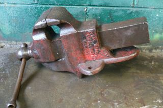 Antique " Athol Machine Company " 93 Vise With 5 " Jaws.  Early 20th Century.