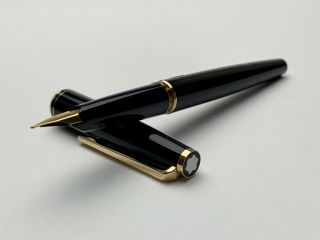 Vintage Montblanc 221 Classic Fountain Pen Fitted With An 18k Gold Nib