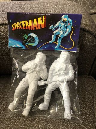Vintage Made In Hong Kong Plastic Spaceman Astronaut Toy Figures