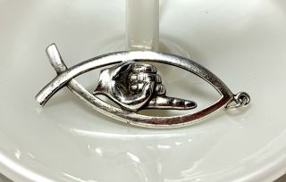 Fabulous Vintage 70 ' s LG.  Sterling Silver Fish One Way Hand Necklace Pendant 3
