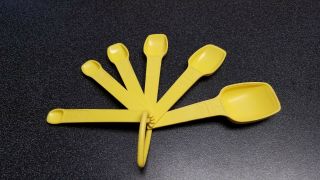 Vintage Tupperware Measuring Spoon Set Of 6 W/ Ring Bright Yellow Euc