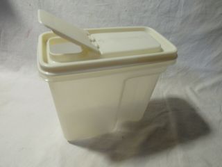 Vintage Rubbermaid Servin Saver 4 Cup Dry Storage Container Flip - Top