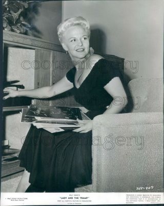 1955 Press Photo Singer Peggy Lee Listens To Records 1950s
