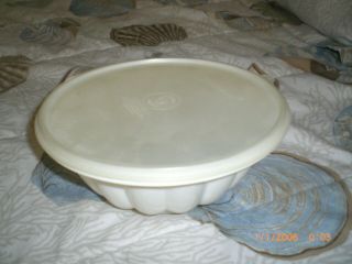 VINTAGE TUPPERWARE JELLO MOLD WITH PLATE WHITE WITH 4 DESIGNS 2