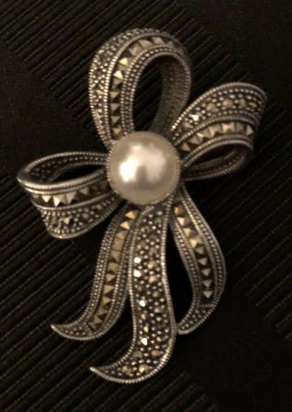 STUNNING VINTAGE JUDITH JACK STERLING MARCASITE FAUX PEARL RIBBON BOW BROOCH PIN 2