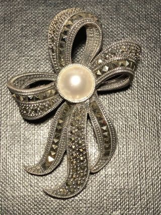 STUNNING VINTAGE JUDITH JACK STERLING MARCASITE FAUX PEARL RIBBON BOW BROOCH PIN 3