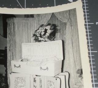 1950 ' s Post Mortem Baby FUNERAL Child Coffin Sad Dead Vintage Snapshot PHOTO 2