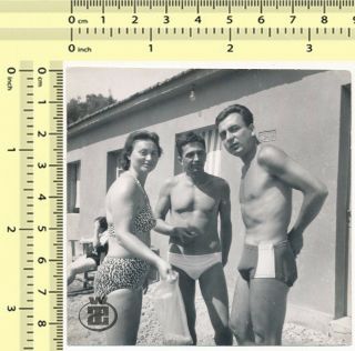 035 Beach Beefcake Shirtless Man Trunks Bulge Gay Int Bikini Woman Old Photo