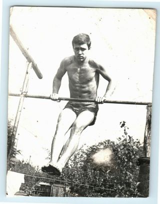 Vintage Photo Shirtless Muscle Man Bulge Trunk Affectionate Barefeet Gay R31
