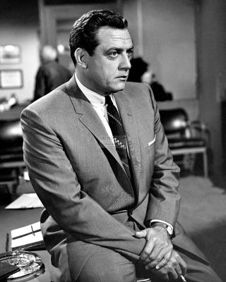Raymond Burr In The Tv Program " Perry Mason " - 8x10 Publicity Photo (fb - 215)