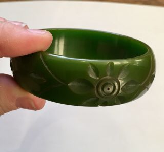 Estate vintage Bakelite green carved bracelet bangle 2