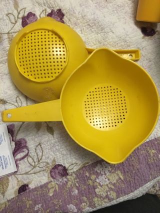 2 Vintage Tupperware Strainers Colanders Yellow 1 Qt 1200 - 2