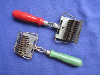 (2) Vintage Green And Red Wooden Handle Pasta/noodle Cutters Collectible 1950 