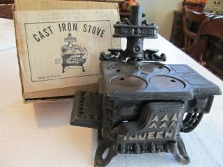 Vintage QUEEN Cast Iron MINIATURE WOOD COOK STOVE & 4 Pots & Pans Doll House 2