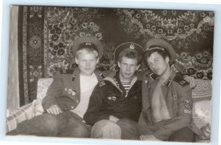 Vintage Photo Affectionate Soldier Buddy Boys Men In Love Snapshot Gay Int R11
