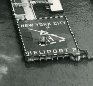 VINTAGE B/W PRESS PHOTO - HELICOPTER ON THE YORK CITY HELIPORT 2 2