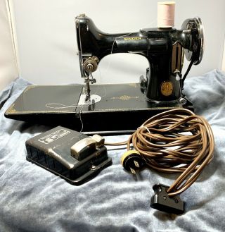 Vintage 1935 Singer 221 - 1 Featherweight Portable Sewing Machine In Case