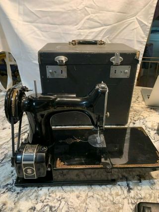 Vintage Singer Featherweight Sewing Machine - 1946 - Black - With Case