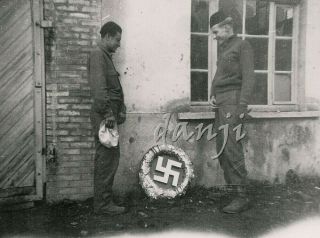 Two Soldiers On Either Side Of A German Symbol Wreath Sign Ww2 Military Photo